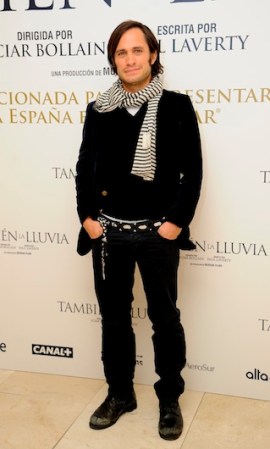 En diciembre del 2010 en Madrid, Gael no sólo lució calientito con esa bufanda a rayas, sino que también con mucho estilo.