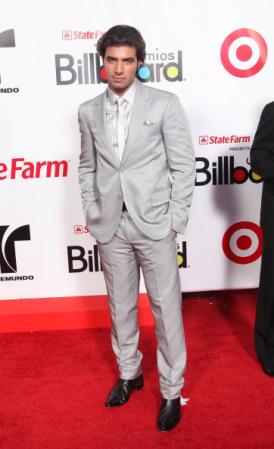 2009. Jencarlos Canela, galán de telenovelas, es amante de transformar su estilo, para esta gala de los Premios Billboard lucía una melena larga y una combinación de traje metalizado y zapatos negros.