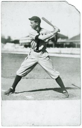 Emilio Palmero debutó en las Grandes Ligas con los Gigantes de New York a los 20 años en 1915. En la imagen, Palmero un año antes en una práctica de bateo en Cuba con los Leones del Habana en la Liga Profesional Cubana.