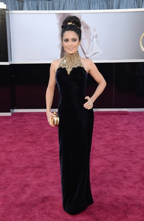 Salma Hayek, radiante en este traje negro de terciopelo.