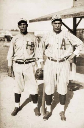 Dos estrellas de la Liga Profesional del siglo XX, Rafael Almeida (iz) y Armando Marsans. La imagen data de 1913, tres años después de que ambos debutaran en Grandes Ligas con los Rojos de Cincinnati.