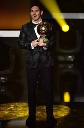 "Es increíble poder recibir este premio otra vez, que sea el cuarto y seguido. Impresionante", declaró Messi al recibir el trofeo.