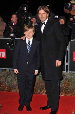 Brooklyn Beckham no pierde el porte igual que su padre