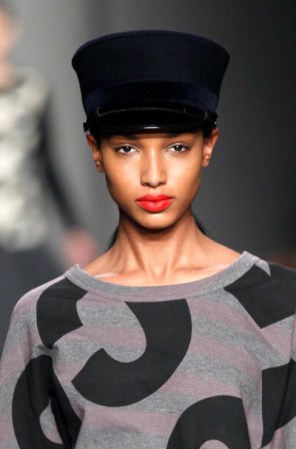 El estilo militar mostró su dominio en los desfiles más presitigiados y ya predomina en los aparadores. Sombreros de inspiración cadete no faltaron en desfiles como el de Marc Jacobs.