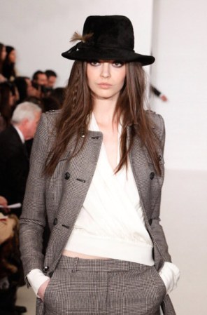 El sombrero fedora, favorito de las estrellas, retoma fuerza para el otoño. Rachel Zoe propone llevarlo con el infaltable traje sastre de la temporada.