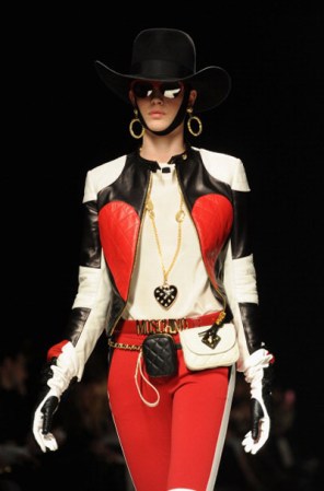 Los diseños de inspiración oeste ganan glamour al combinarse con accesorios dorados y prendas coloridas de cuero.