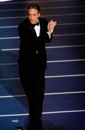 El conductor televisivo Jon Stewart, de gran popularidad en Estados Unidos, ha cumplido de manera más que suficiente la presentación de los Premios de la Academia en el 2006, por lo que fue convocado una vez más en el 2008. Y no decepcionó.