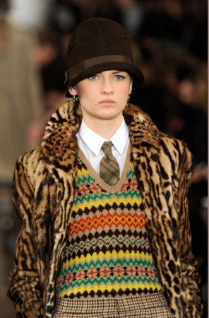 Esta temporada, la inspiración retro llega hasta los sombreros. Los diseñadores más prestigiados proponen los diseños cloché o de campana, como complemento clave del otoño. Es el caso de Ralph Lauren.