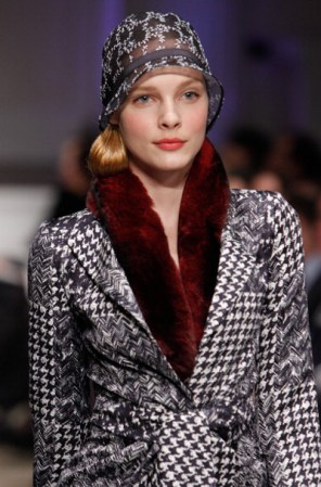 El estilo ultrafemenino es el eje de la moda otoñal y diseñadores como Oscar de la Renta, lo llevan hasta la cabeza con sombreros cloché brocados.