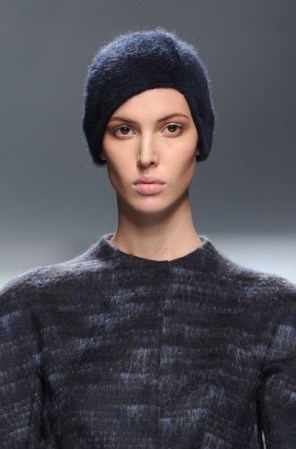 Los diseños cloché no se quedan en los sombreros, sino que se extiende hasta los gorros. Esta propuesta de Christian Dior, es de lo más chic.