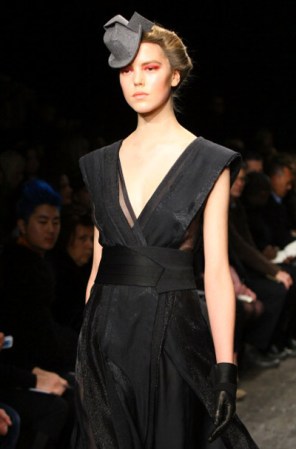 Los sombreros mini de Donna Karan fueron sin duda la innovación más audaz en las pasarelas de otoño. La diseñadora los propone como tocados para complementar vestidos de noche.