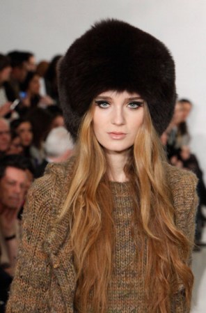 Los sombreros mullidos como éste de Rachel Zoe, fueron estrellas en las pasarelas de otoño-invierno 2012. Para máximo glamour llévalos con el cabello suelto.