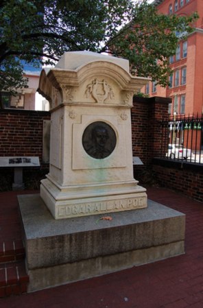 El nombre de los Cuervos se dio en honor al famoso escritor Edgar Allan Poe, quien se cree escribió su famoso poema El Cuervo, mientras residía en Baltimore.