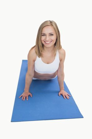 Ejercicios de piso: Son esenciales para fortalecer la flexibilidad y la resistencia, además te harán capaz de soportar el peso de tu cuerpo durante el sexo. Haz lagartijas, suave arcos pélvicos, estira tus muslos ¡Todo suma!