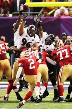 David Akers de los San Francisco 49ers descuenta en el marcador con un kick de 34 yardas. El partido podría ser para cualquier de los dos equipos.