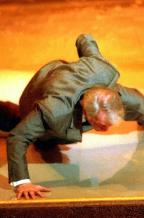 Jack Palance tras ganar el Oscar a Mejor Actor y demostrándole al mundo (y a la Academia) que aún está en plena forma para trabajar. Recibió una ovación y pasó a formar parte de los momentos históricos.