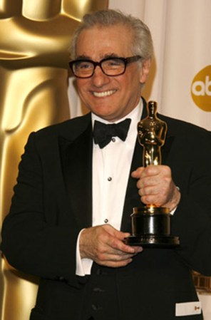 Tras años y años de hacer cine, tras decenas de películas que revolucionaban la gran pantalla y la forma de fimar, tras haber influido en millones de personas alrededor de todo el mundo, Martin Scorsese recibió su primer Oscar a Mejor Director por la película The Departed. Para entregárselo, subieron al escenario Steven Spielberg, Francis Ford Coppola y George Lucas. Un gran reconocimiento, aunque tardío, a uno de los mejores directores de la historia.