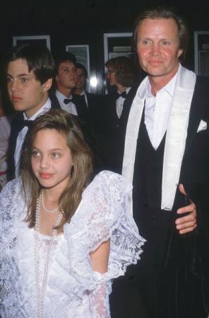 Anjelina Jolie, junto a su hermano (a la izquierda) y su padre (detrás) el actor Jon Voight, en una gala de los Premios Oscar.