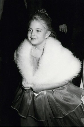 Drew Barrymore como invitada de honor a una ceremonia de entrega de los Premios Oscar. A sus 9 años ya era una celebrity (especialmente por su participación en E. T.)