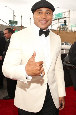 El anfitrión de la noche, LL Cool J también apostó al blanco y negro ¡Luce genial!