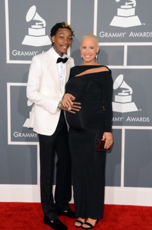 ¡Una de las sensaciones del momento, el rapero Wiz Khalifa! Luce muy elegante junto a su mujer, la bellísima modelo Amber Rose. Ella, embarazadísima, luce preciosa con un vestido al cuerpo que permite apreciar su pancita.