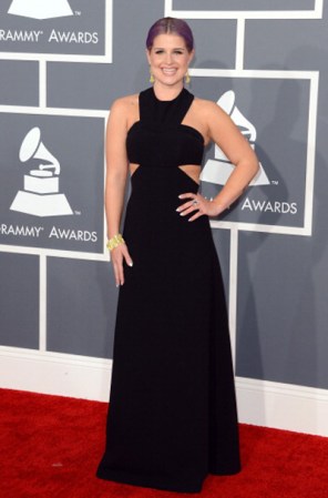 La conductora Kelly Osbourne se caracteriza por marcar tendencia. Sobria y elegante, eligió el clásico vestido negro, pero con un twist: tajos que dejan la piel al descubierto. Optó por un peinado clásico, accesorios dorados y un maquillaje discreto.
