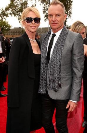 Sting luce muy bien acompañado y con un estilo muy actual ¡Nos encanta la pashmina que recae sobre su saco!