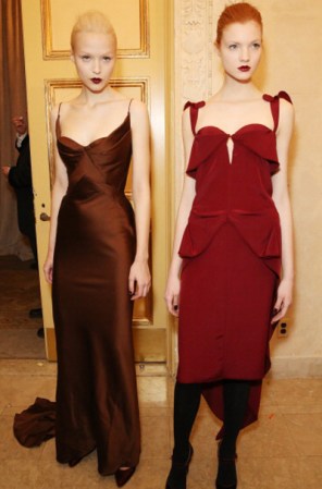 Escotes pronunciados que dejan el torso al descubierto. Una tendencia que mostró el diseñador Zac Posen, y veremos plasmada en blusas, camisolas y vestidos esta temporada.