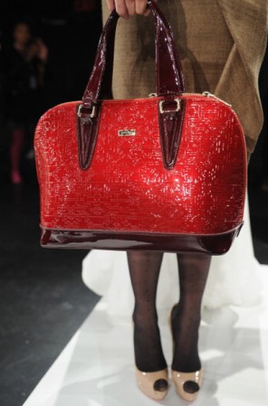 Los accesorios se acoplan a la tendencia, como esta bolsa en rojo shocking, un tono súper trendy este otoño-invierno.