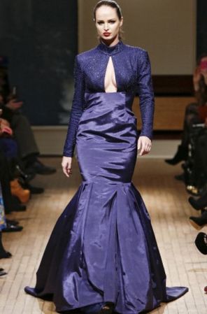 El azul sigue en pie, lo veremos en todo tipo de prendas y accesorios. Luce bellísimo, combinado con negro.
