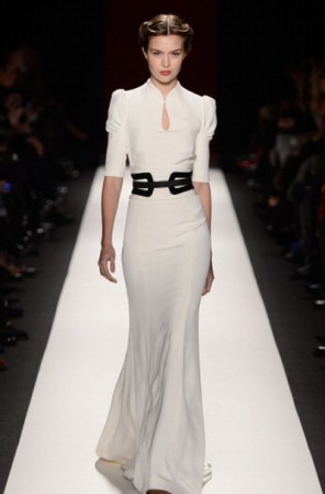 El blanco, un tono atemporal. Antes asociado al verano, hoy el blanco ganó terreno en el guardarropa de invierno. Anímate a crear looks donde el blanco sea protagonista.