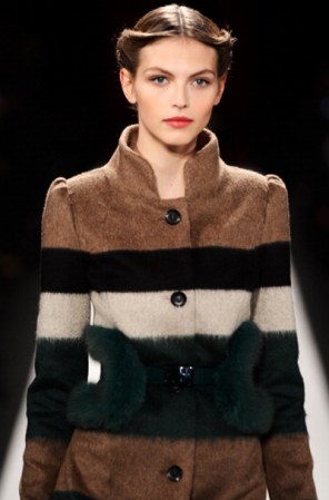 Color block. Lo vimos en otras temporadas, y seguiremos usándolo este otoño-invierno. Esta vez, el color block se apodera de tapados y chaquetas en tonos invernales ¡Un must!