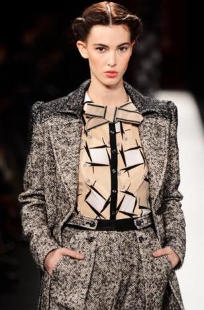 Mix de estampas y texturas. Todo pasa por atreverse y arriesgarse. Mezcla prendas estampadas y diversas texturas en un mismo look ¡Lucirás muy trendy!