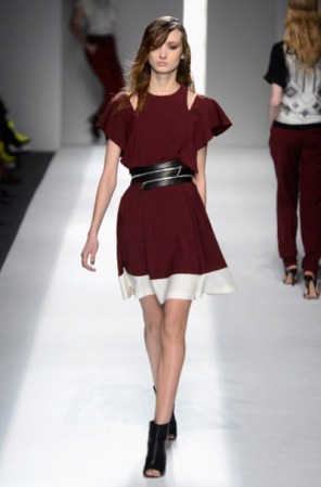 Dos súper tendencias en este look. Por un lado, el morado, color del momento y por el otro, las cinturas marcadas. Dos propuestas que veremos en looks urbanos y de alta noche. Define tu cintura con un cinturón sobre una blusa o un sweater y aporta color con una prenda en morado.