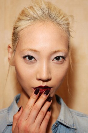 Uñas y bocas oscuras ¿los tonos HIT? rubí, morado y negro. Anímate a esta tendencia súper sexy.