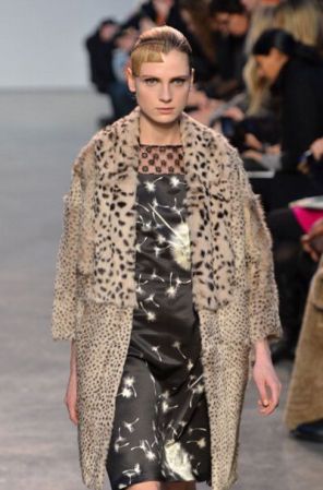 El animal print no pierde su reinado. Sin embargo, daremos un paso más y mezclaremos distintos prints en una prenda o conjunto. Zebra + tigre en una blusa ¿cómo lo ves?