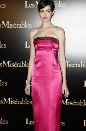 Enfundada en un vestido hot pink, Anne, tiene un look muy similar al de la legendaria actriz Audrey Hepburn.