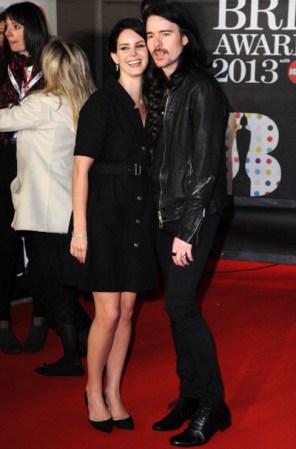 La dulce parejita: Lana Del Ray y Barrie James O'Neil combinaron sus outfits, ambos de negro le aportaron romance a la alfombra roja.