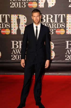El músico y productor escocés Calvin Harris, autor del hit "Feel so close" respetó el dress code y lució súper formal y sofisticado.
