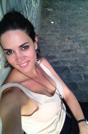 Mónica adora lucir al natural y aprovecha a hacerlo en sus vacaciones. Como en esta foto, en París, que escogió una camiseta de algodón, escaso maquillaje y el cabello recogido para pasear por la Ciudad de las Luces.