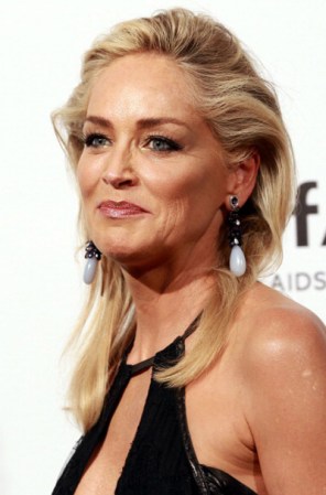 Sharon Stone: “Yo no creo que el maquillaje o un peinado lindo, haga a una mujer hermosa. La mujer más radiante en una habitación es la que está llena de vida y experiencia”.