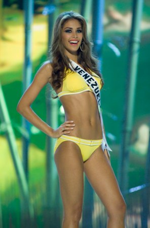 Dayana Mendoza ganó el concurso en el 2008, es venezolana, considerada la Miss Universo más bella de la historia, según una encuesta realizada por la Organización Miss Universo. Para el desfile en traje de baño se inclinó por un bikini amarillo con detalles blancos y sandalias metalizadas color plata, lo más hermoso en el rostro de la reina de belleza son sus ojazos color verde.