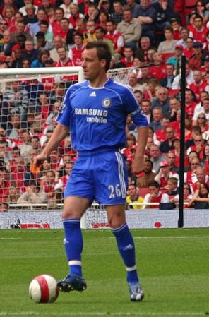 John Terry, jugador del Chelsea y figura de Inglaterra, se sienta siempre en el mismo lugar en el autobús; se da tres vueltas de tela adhesiva alrededor de las calcetas, y escucha siempre el mismo CD de la concentración a los estadios.