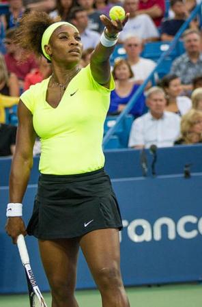 Serena Williams. Conocida por ser una de las mejores jugadoras de tenis del mundo, suele utilizar durante sus torneos los mismos calcetines, además debe botar la pelota cinco veces en su primer saque y en el segundo tres. Williams asegura que las veces que ha perdido, se debe a que no ha realizado correctamente su cábala.