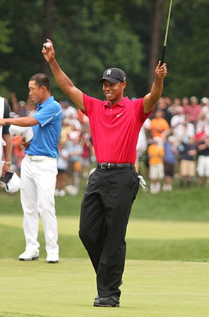 Tiger Woods. El mejor golfista del mundo siempre usa una remera roja en las rondas finales de los torneos PGA, dice que esto le ayuda a ganar torneos y lo impregna de buena suerte. Woods afirmó para diferentes medios que este color en particular, tiene relación con Standford, lugar donde estudió.