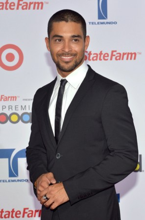 Wilmer Valderrama<br /><br />Clásico y elegante, Valderrama eligió un traje negro con camisa blanca, al que no le faltó el detalle trendy: la corbata fina.