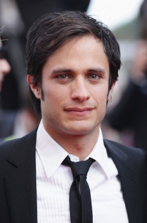 Gael, hasta con corbata, atiende a la ceremonia de premiación del Festival de Cannes del 2010.