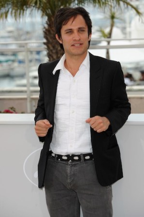 En el Festival de Cine de Cannes en el 2010, aunque Gael García Bernal lleva jeans, la camisa blanca, el blazer y el hecho de que se rasuró, lo hacen lucir con mucho estilo.