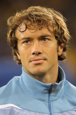 El uruguayo, Diego Lugano de 1.88 de estatura, es más conocido por su talento que por su atractivo, pero míralo bien y te darás cuenta que cuando se retire puede dedicarse a modelar. Escoge el futbolista más guapo aquí