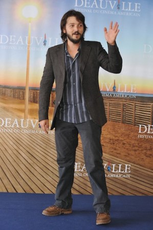 Aquí vemos a Diego Luna en una premier en Francia, con su clásico estilo despreocupado: camisa desfajada, blazer, jeans y barba.